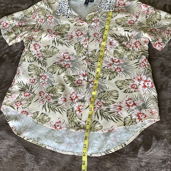 Volcom Floral Short Sleeves High Low Rounded Hem Blouse, Size M. - Picture 5 of 6